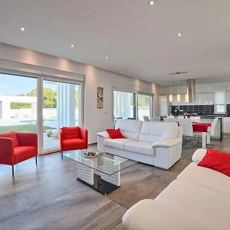 Vila In With Swimming Pool *