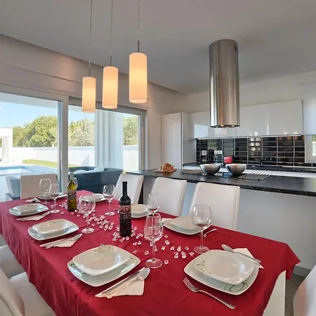 Vila In With Swimming Pool