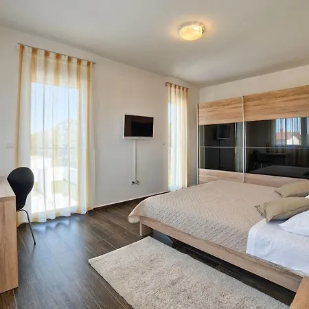 Vila In With Swimming Pool