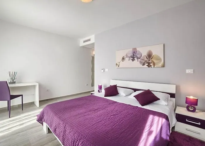 In With Swimming Pool Villa Póla