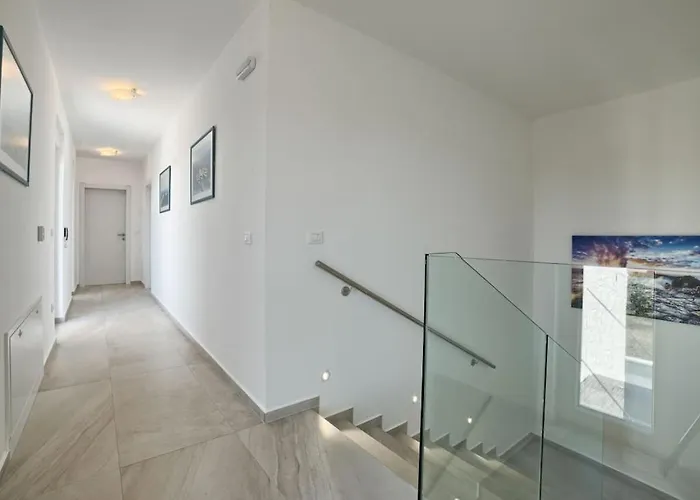 In With Swimming Pool * Póla