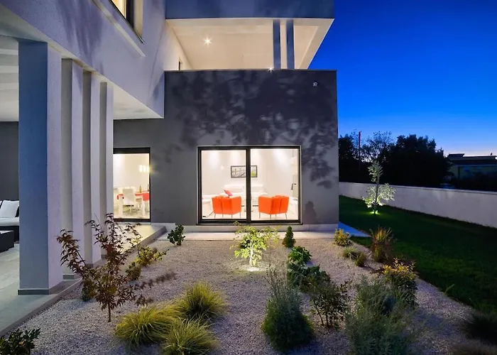 Villa In With Swimming Pool Pula