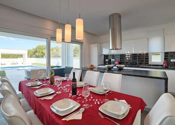 Vila In With Swimming Pool