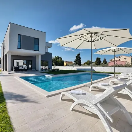 Villa In With Swimming Pool Pula