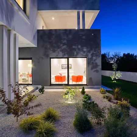 Villa In With Swimming Pool Pula