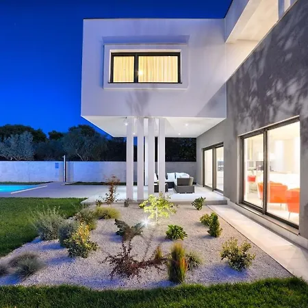 Villa In With Swimming Pool Pula